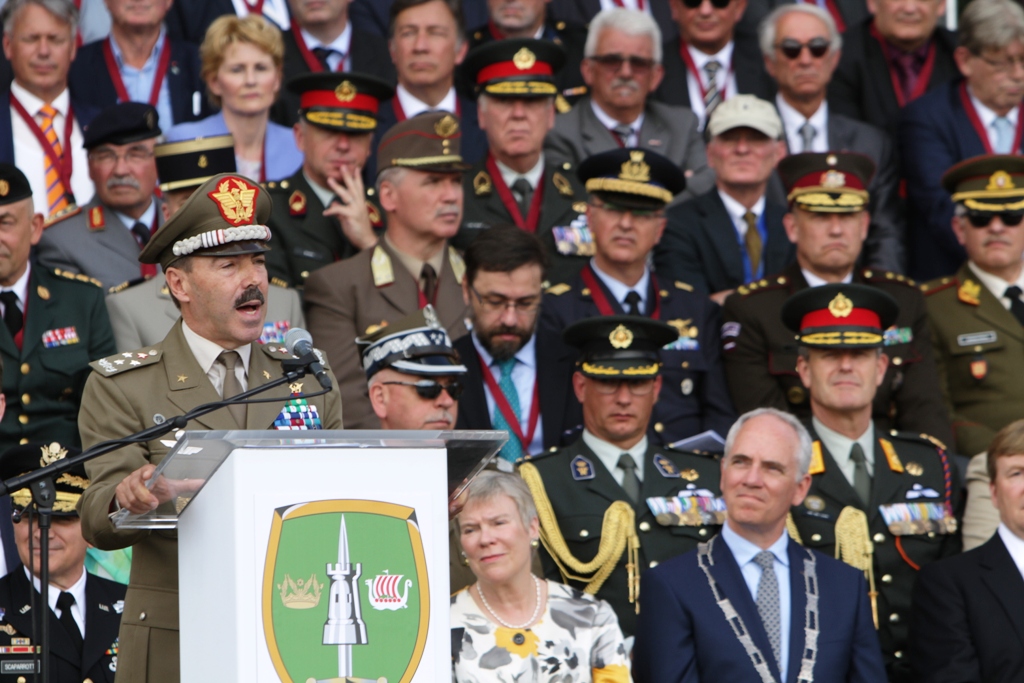 foto_articoli/rgcwcpq42mro5uj5ywuj/Generale Farina alocuzione.JPG